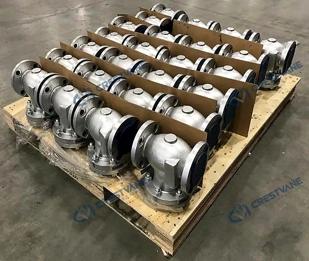 整齐排列在托盘上的多排金属阀体