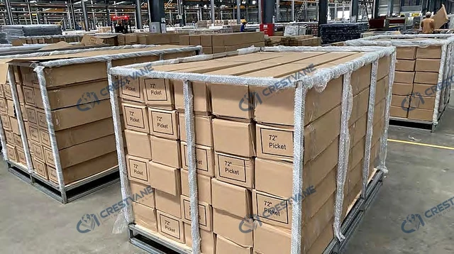 仓库地面上用金属框架固定的箱装货物
