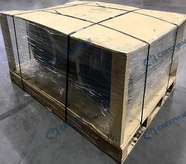 用缠绕膜和胶合板保护并捆扎在托盘上的工业部件