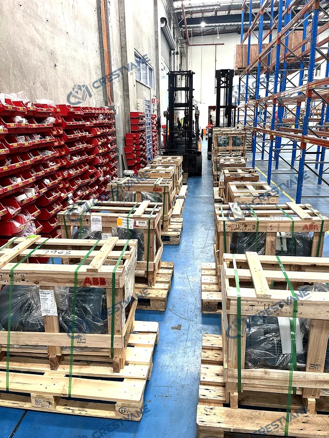 摆放在仓储货架和零件箱之间的木箱工业设备